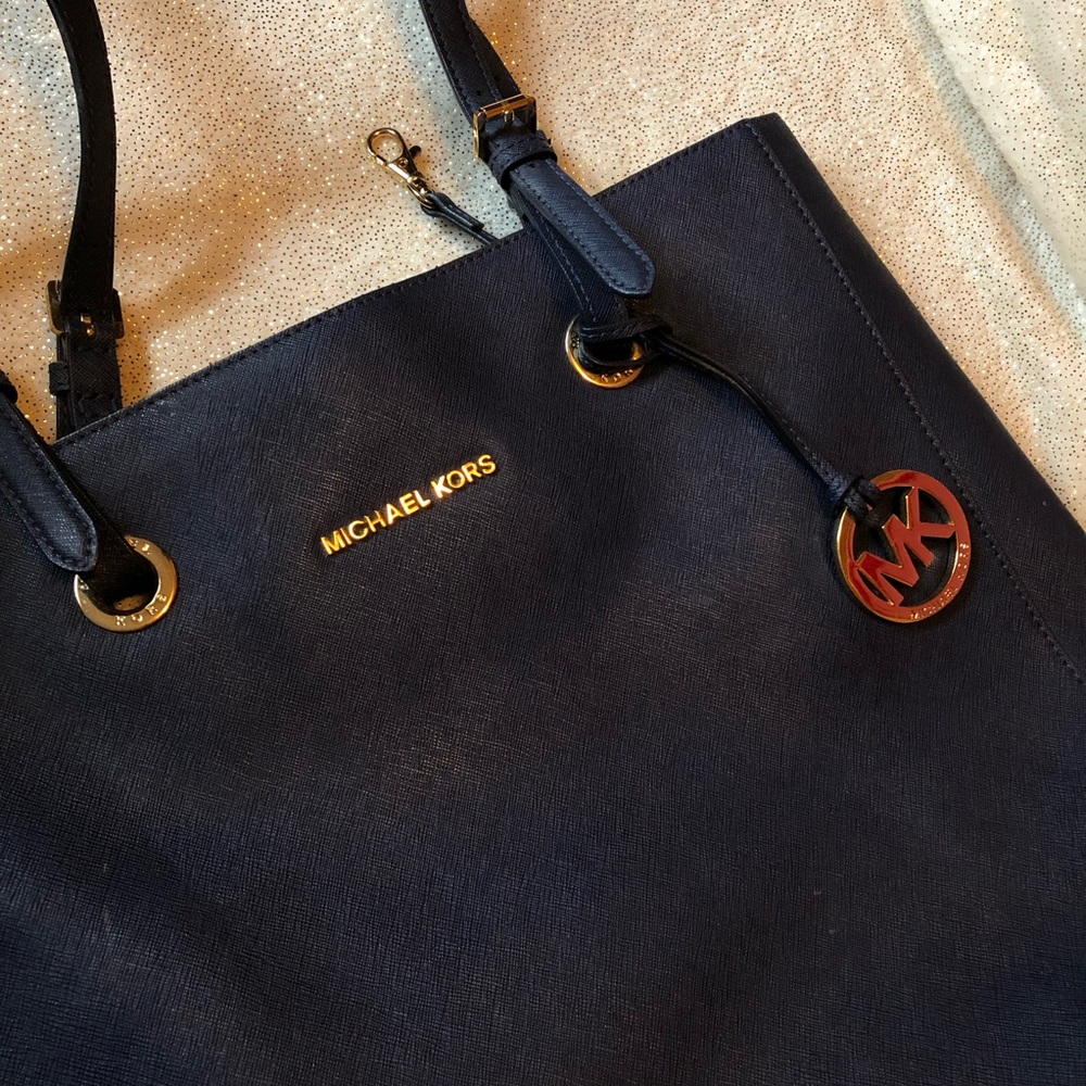 Navy blue Michael Kors bag. - Picture 6 of 8